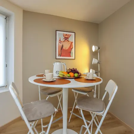 Le Calain, Elegance Et Confort A 50 M De La *